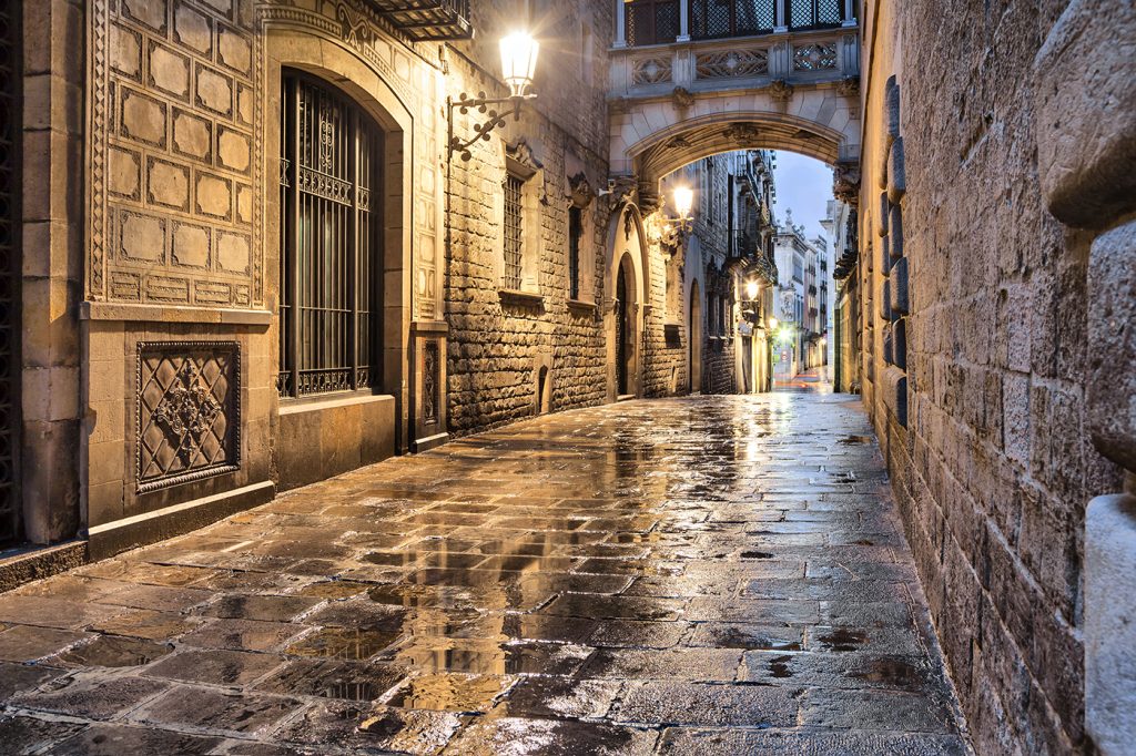 Narrow street in gothic quarter, Barcelona Housalia